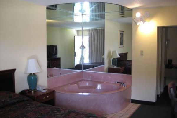 RED CARPET INN AND SUITES MUNCIE (Muncie)